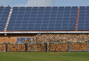Scheune mit Solaranlage und Brennholzstapel