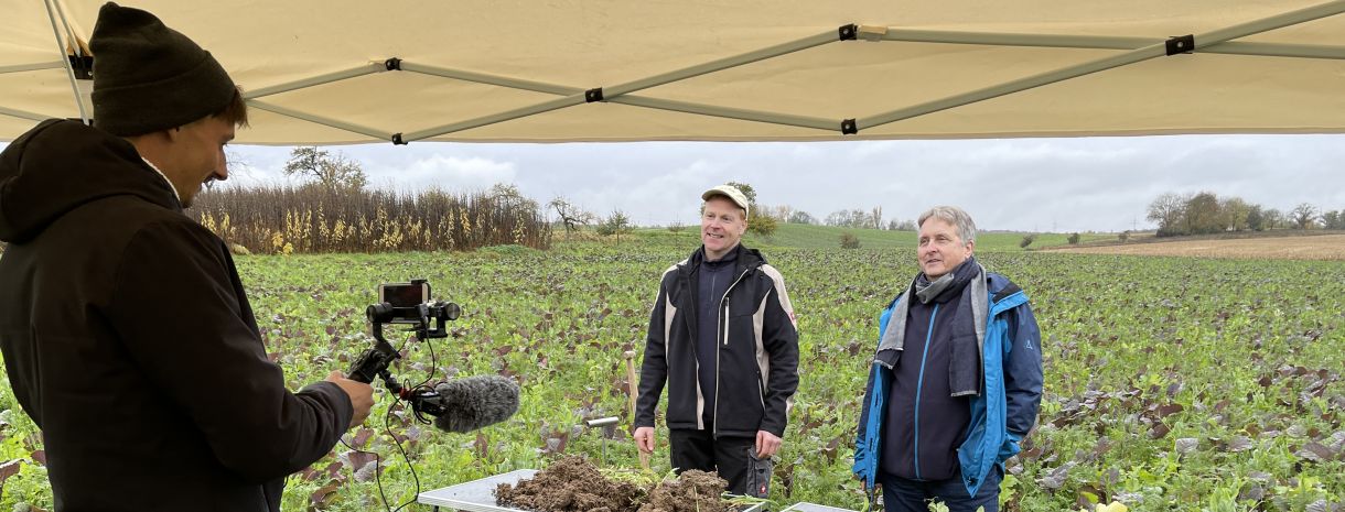 Titelbild_Landinfo_3_2023_Farminar zu Erosionsschutz und Humuspflege auf einem Feld in Kraichtal-Gochsheim ; Quelle: LTZ, Robin Maier