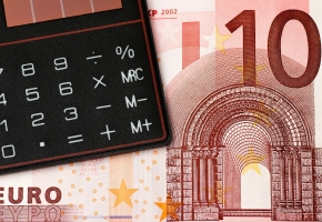 Geldschein und Taschenrechner - Symbolbild