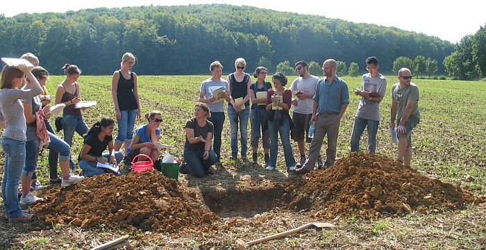 Studentinnen und Studenten auf einem Feld; Quelle: Universität Hohenheim