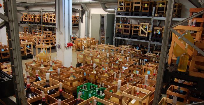 Weinausbau in Kleingebinden imVersuchskeller des WBI; Foto: WBI