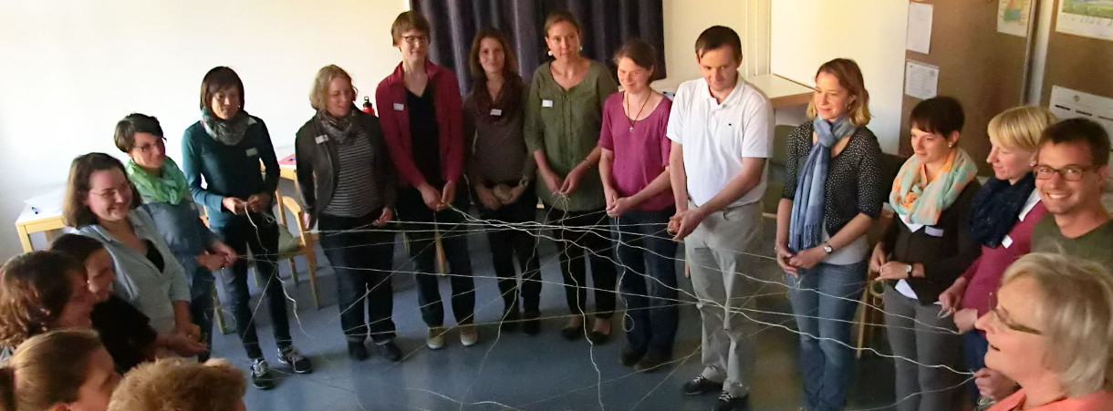 Menschen bilden ein Netz im Kommunikationstraining