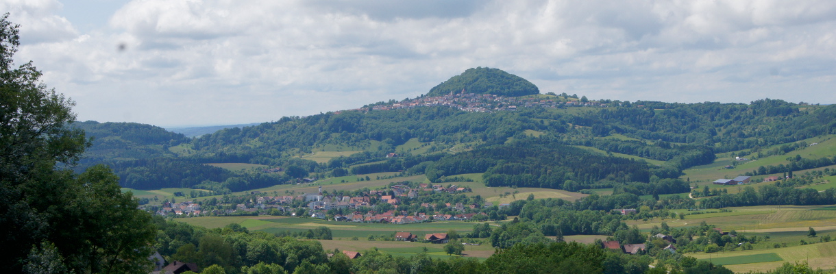 Berg und Ort Hohenstaufen umgeben von Wäldern und Offenland