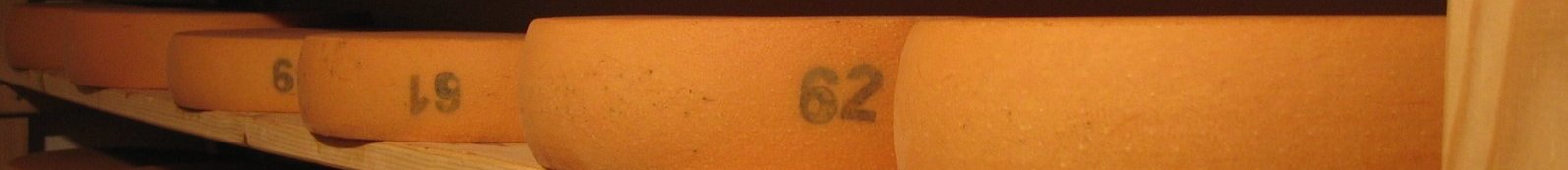  Käseräder im Regal