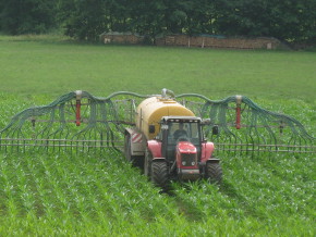Traktor mit Güllefass und Schleppschlauch