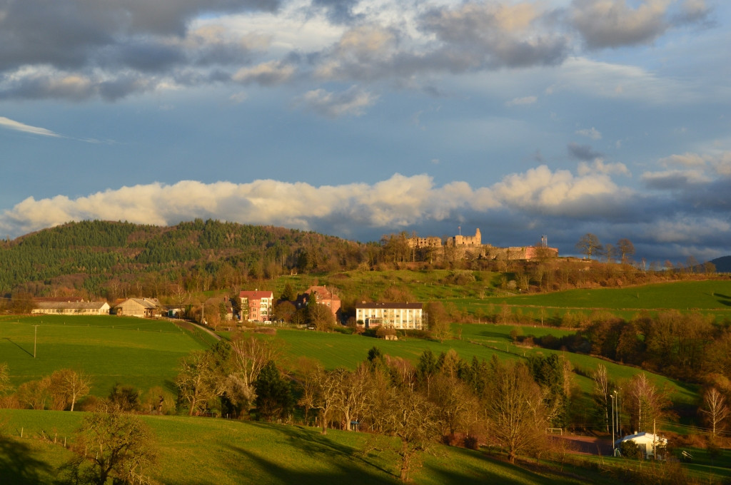 Bildungszentrum Fachschule Emmendingen-Hochburg mit Landschaft.